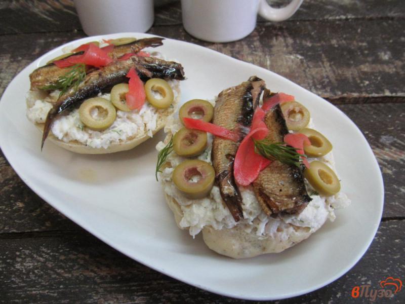 Фото приготовление рецепта: Бутерброды со шпротами оливками и имбирем шаг №5