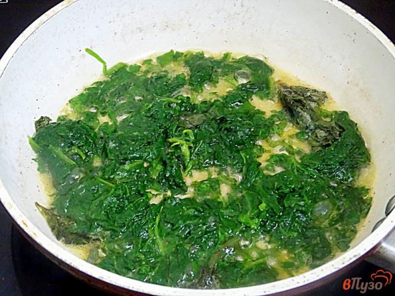 Фото приготовление рецепта: Омлет со шпинатом, горошком и базиликом шаг №4