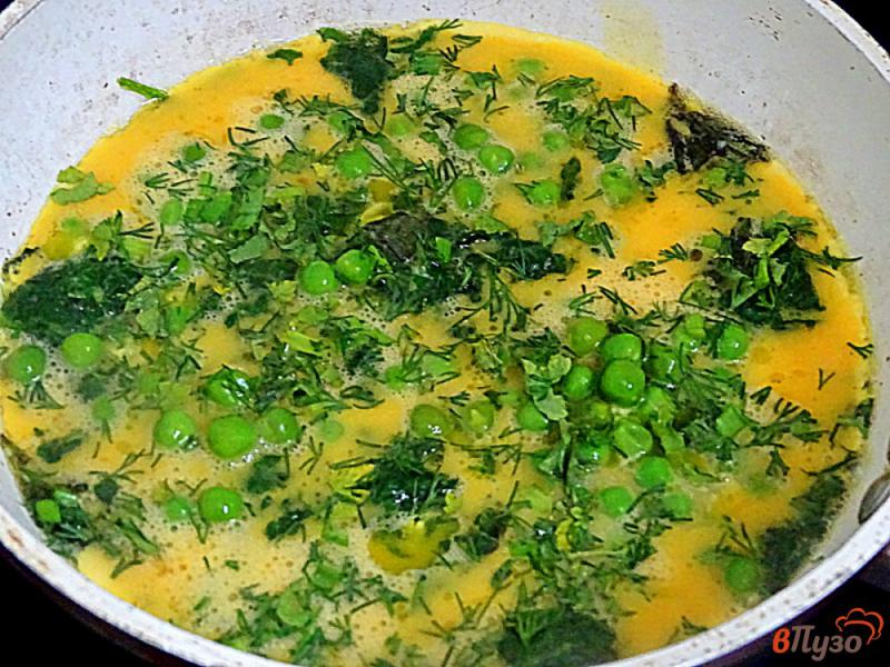 Фото приготовление рецепта: Омлет со шпинатом, горошком и базиликом шаг №7