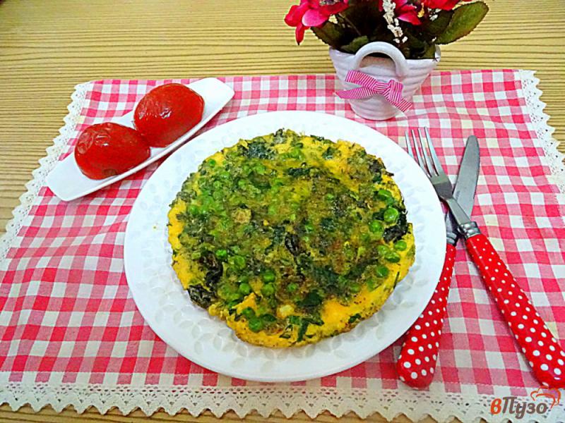 Фото приготовление рецепта: Омлет со шпинатом, горошком и базиликом шаг №9