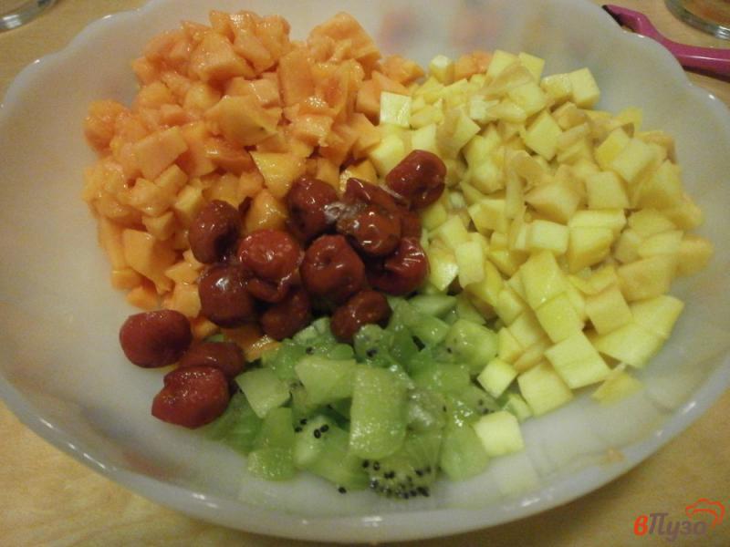 Фото приготовление рецепта: Яичный пирог с творогом и тропическими фруктами шаг №4