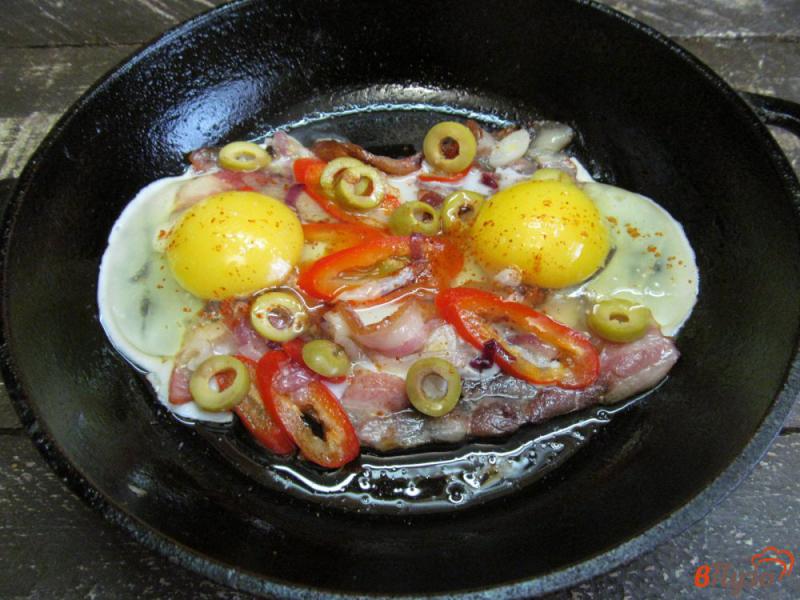 Фото приготовление рецепта: Яйца на беконе и овощах шаг №4