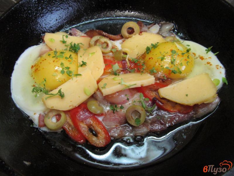 Фото приготовление рецепта: Яйца на беконе и овощах шаг №5