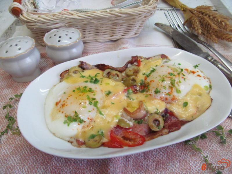 Фото приготовление рецепта: Яйца на беконе и овощах шаг №6