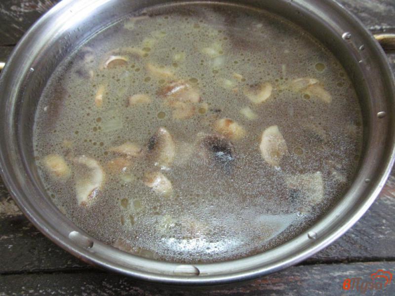 Фото приготовление рецепта: Сливочный суп с колбасками и грибами шаг №4