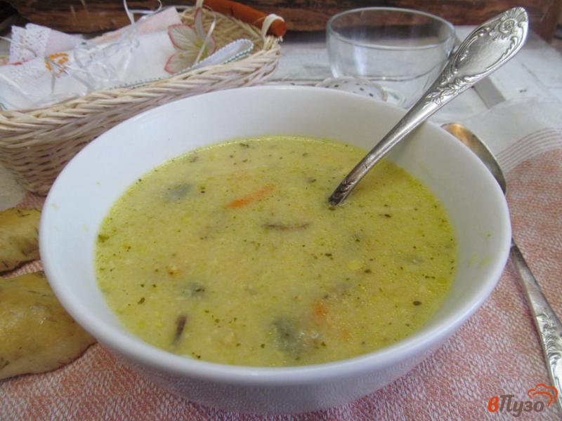 Фото приготовление рецепта: Сливочный суп с колбасками и грибами шаг №9