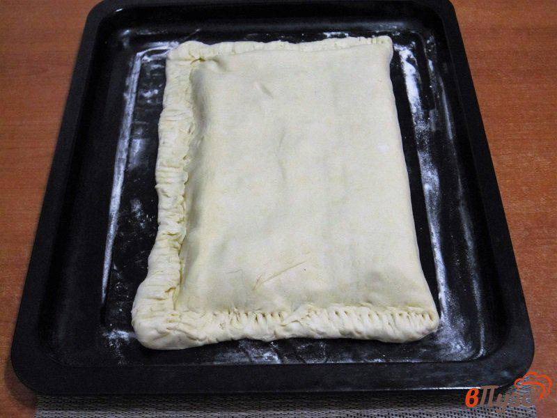 Фото приготовление рецепта: Слоеный пирог с фаршем и грибами шаг №8
