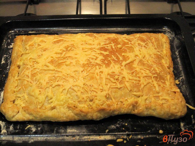 Фото приготовление рецепта: Слоеный пирог с фаршем и грибами шаг №9