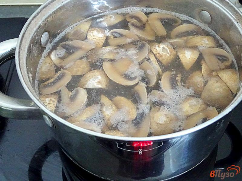 Фото приготовление рецепта: Солянка с грибами и капустой шаг №6