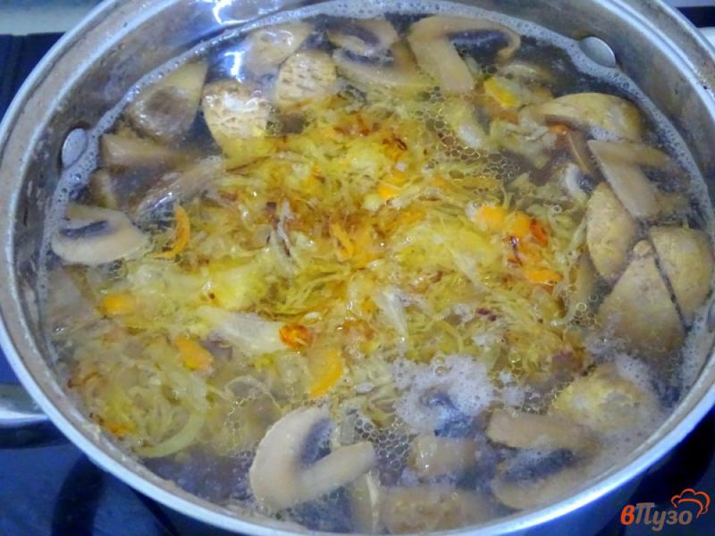Фото приготовление рецепта: Солянка с грибами и капустой шаг №7