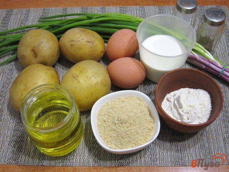 Фото приготовление рецепта: Картофельные котлеты с зеленым луком шаг №1