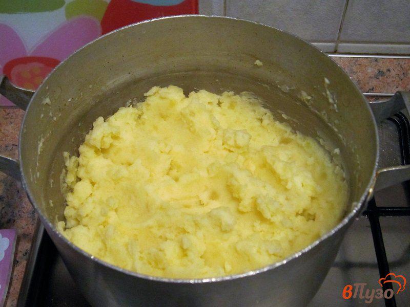 Фото приготовление рецепта: Картофельные котлеты с зеленым луком шаг №4