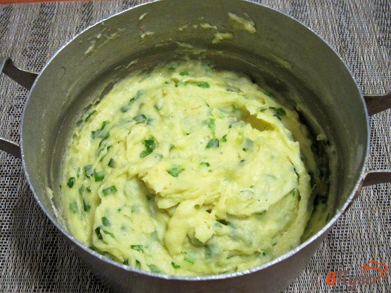 Фото приготовление рецепта: Картофельные котлеты с зеленым луком шаг №7