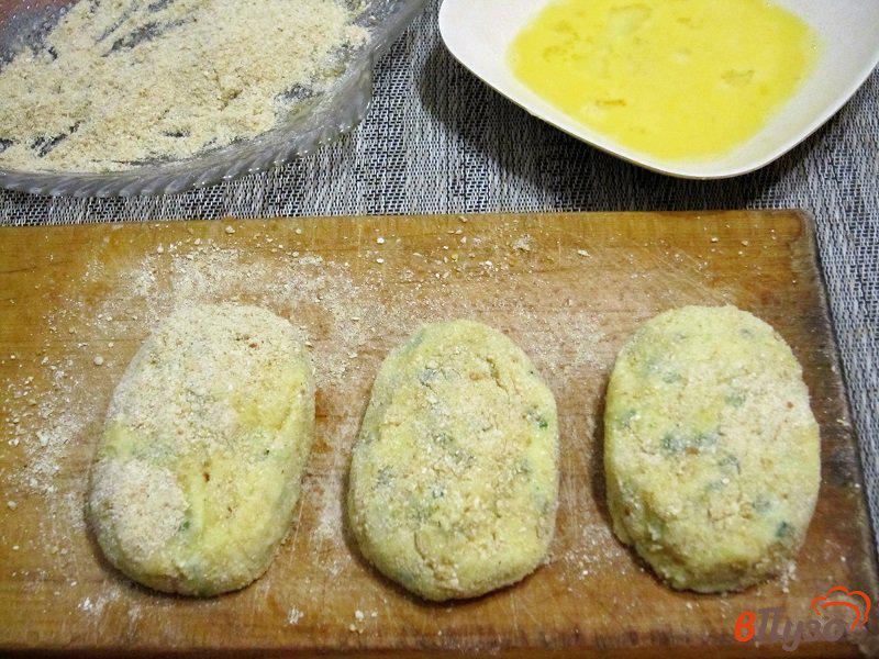 Фото приготовление рецепта: Картофельные котлеты с зеленым луком шаг №8