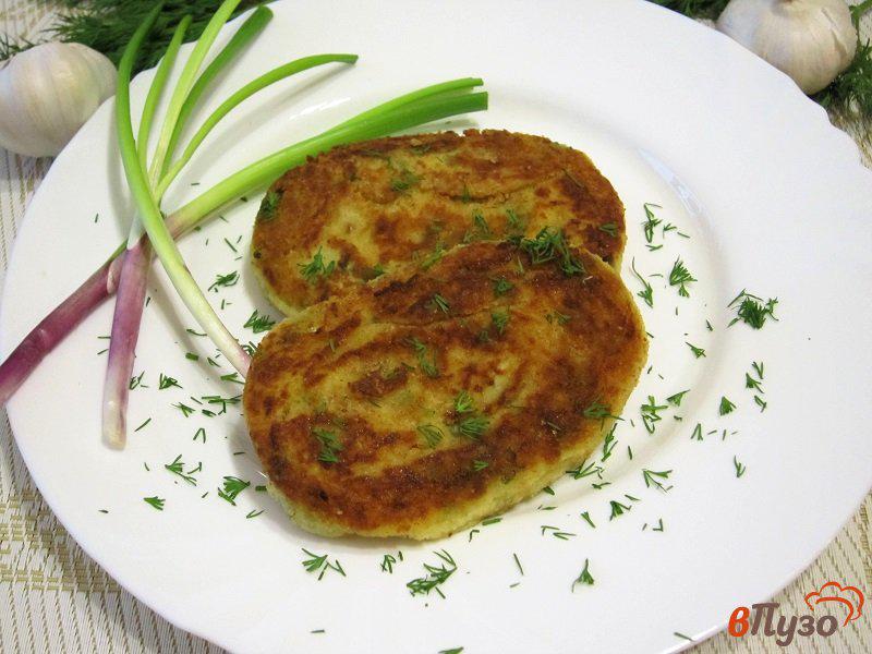 Фото приготовление рецепта: Картофельные котлеты с зеленым луком шаг №10
