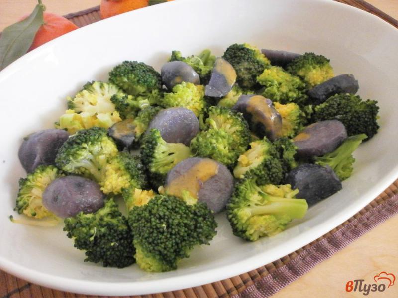 Фото приготовление рецепта: Тёплый салат из брокколи и картофеля под мандариновым соусом шаг №7