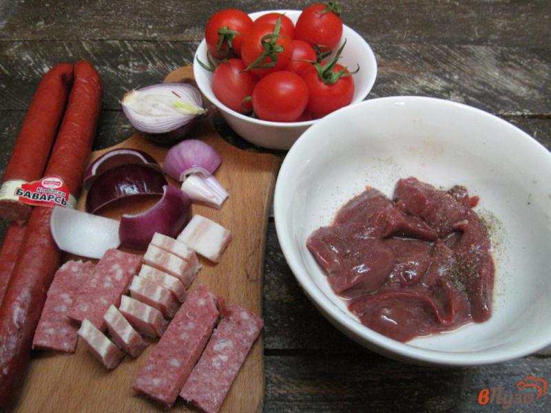 Фото приготовление рецепта: Шашлыки из куриной печени с помидором черри и колбасками шаг №1
