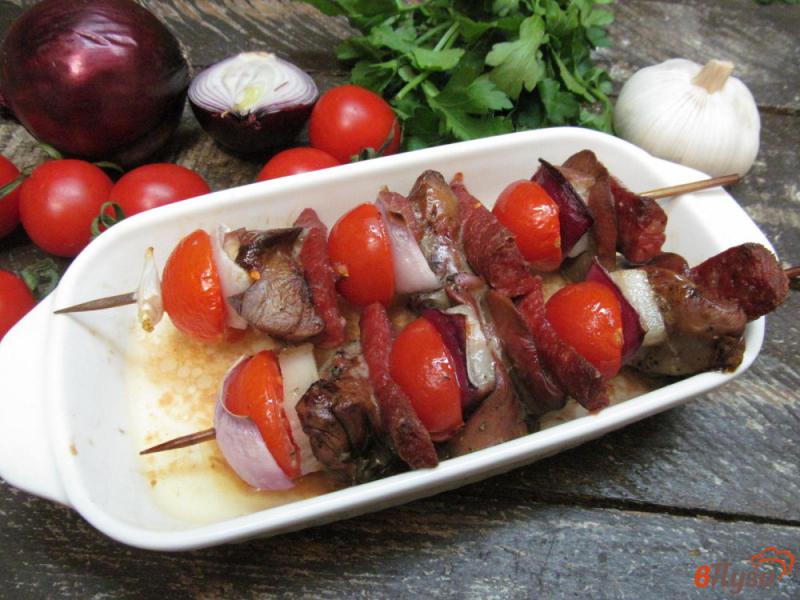 Фото приготовление рецепта: Шашлыки из куриной печени с помидором черри и колбасками шаг №3