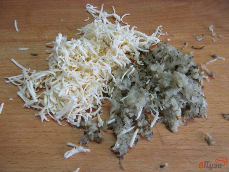 Фото приготовление рецепта: Яичница с сыром и солеными огурцами шаг №1