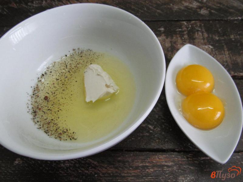 Фото приготовление рецепта: Яичница с сыром и солеными огурцами шаг №2