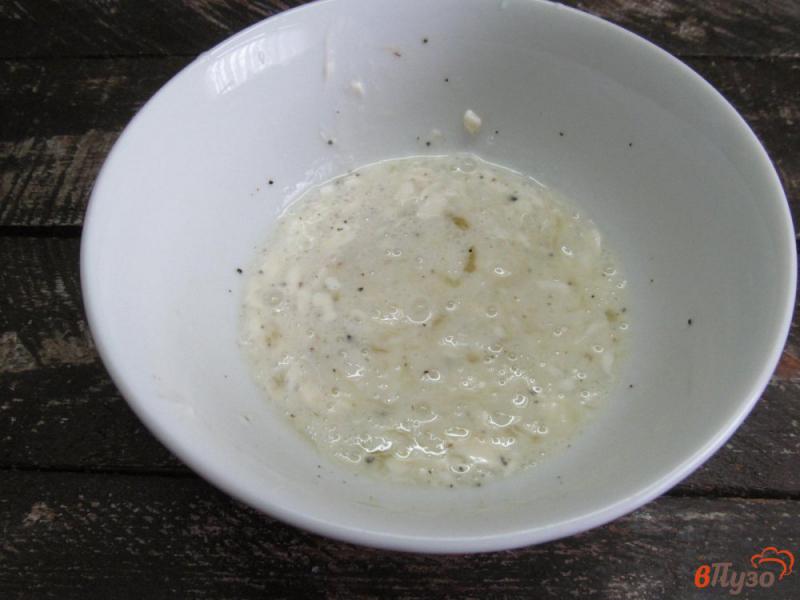 Фото приготовление рецепта: Яичница с сыром и солеными огурцами шаг №3