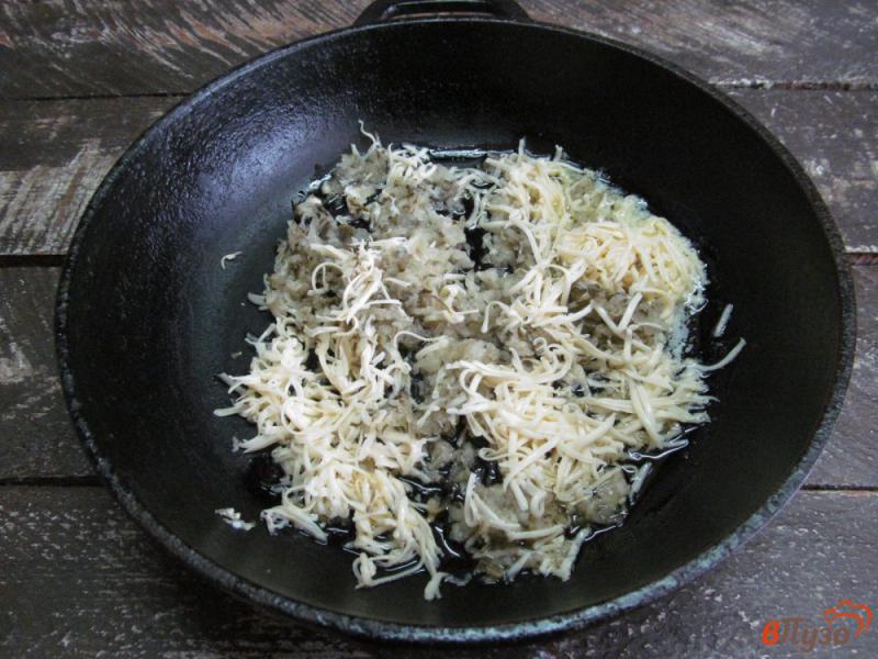 Фото приготовление рецепта: Яичница с сыром и солеными огурцами шаг №4