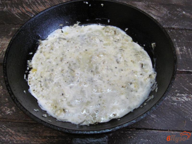Фото приготовление рецепта: Яичница с сыром и солеными огурцами шаг №5
