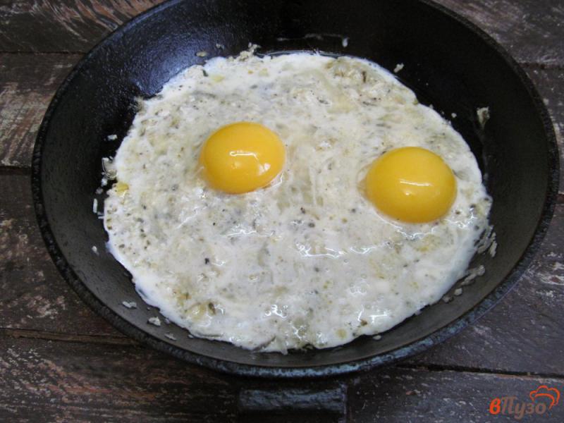 Фото приготовление рецепта: Яичница с сыром и солеными огурцами шаг №6