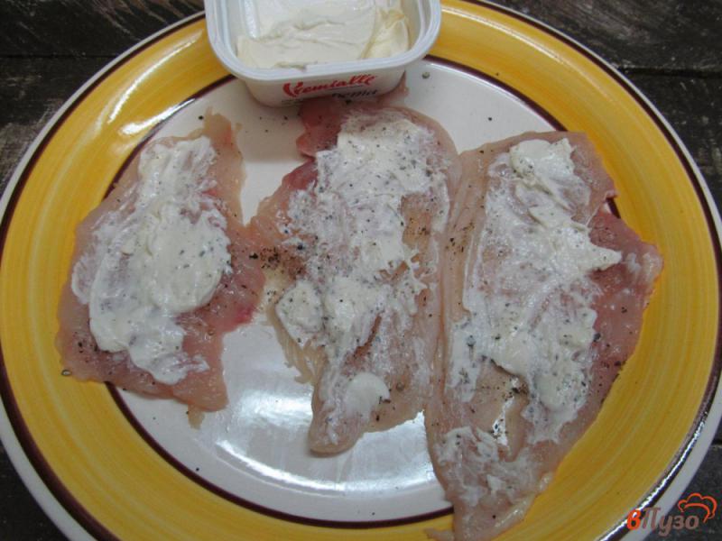 Фото приготовление рецепта: Куриные рулеты с начинкой из яблока и сыра шаг №2