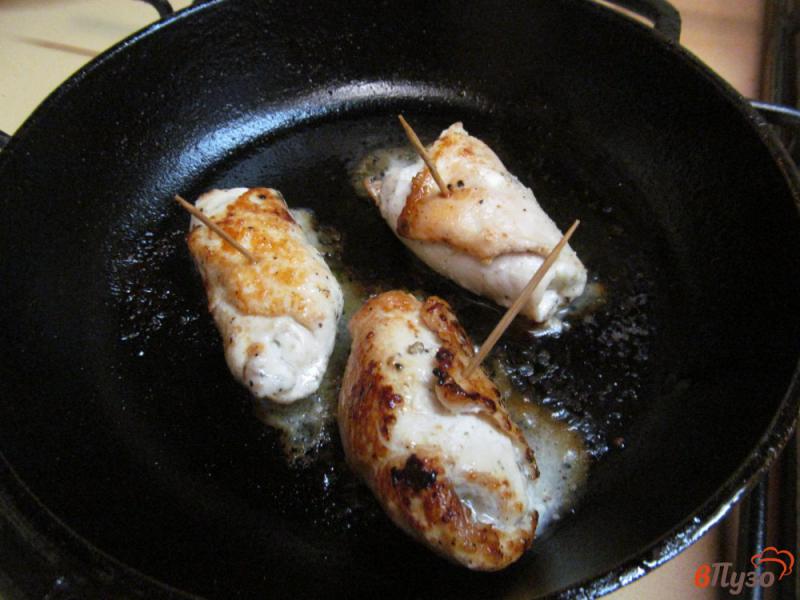 Фото приготовление рецепта: Куриные рулеты с начинкой из яблока и сыра шаг №4