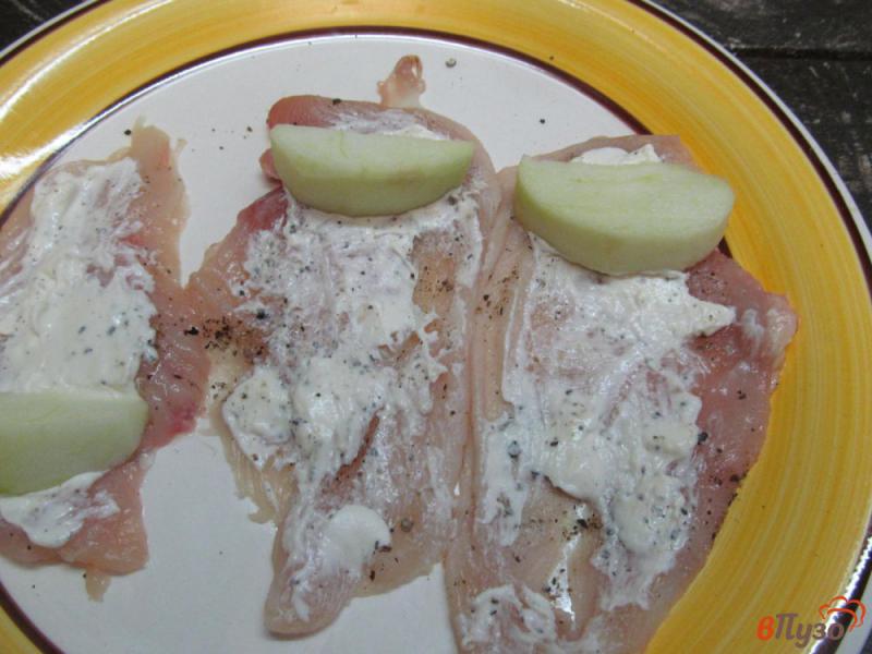 Фото приготовление рецепта: Куриные рулеты с начинкой из яблока и сыра шаг №3
