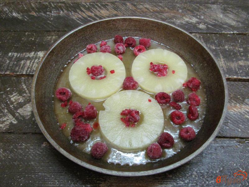Фото приготовление рецепта: Перевернутый пирог с ананасом шаг №3