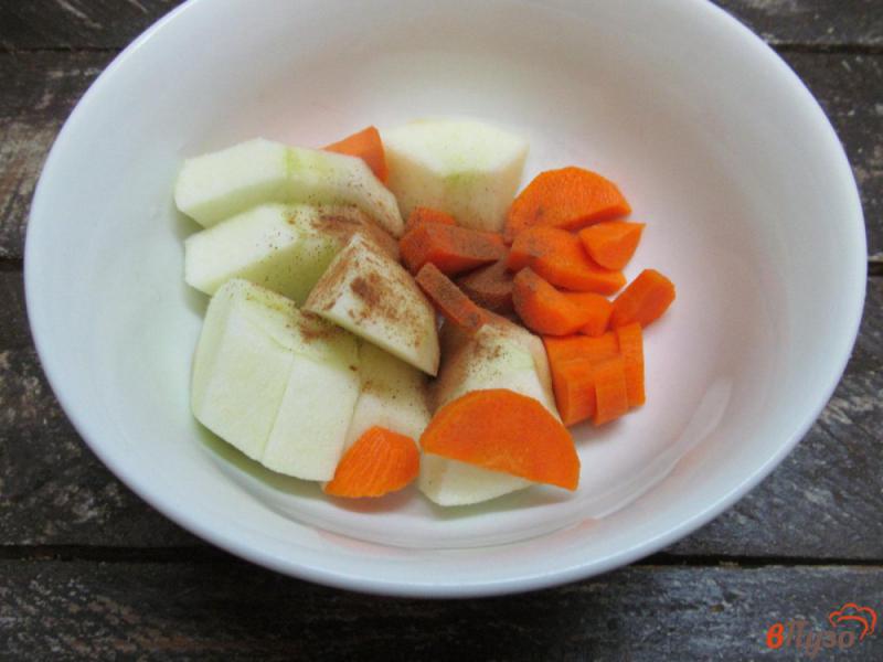 Фото приготовление рецепта: Смузи на ряженке с морковью и яблоком шаг №1