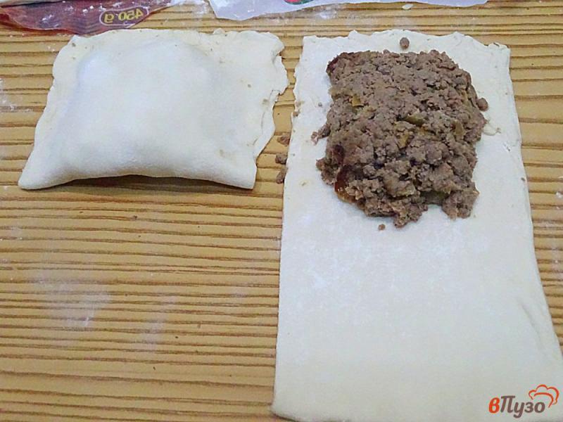 Фото приготовление рецепта: Слоёные пирожки из готового теста с печенью шаг №8