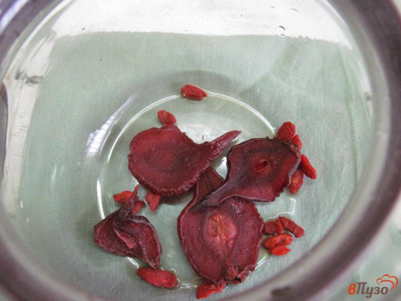 Фото приготовление рецепта: Напиток из ягод годжи с шалфеем и сухой грушей шаг №2