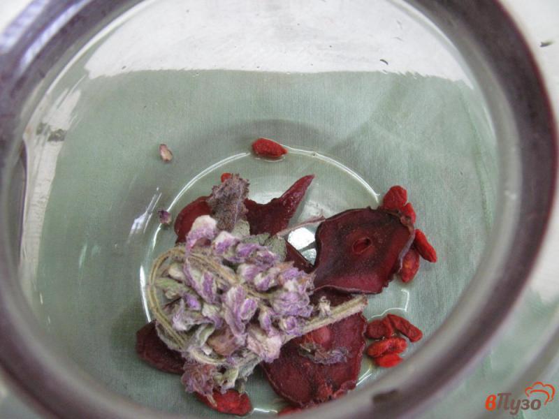 Фото приготовление рецепта: Напиток из ягод годжи с шалфеем и сухой грушей шаг №3