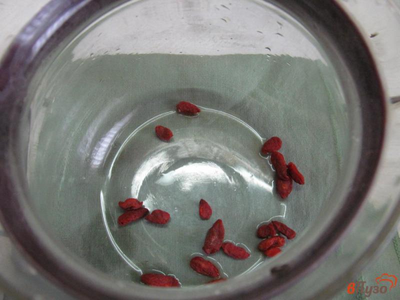 Фото приготовление рецепта: Напиток из ягод годжи с шалфеем и сухой грушей шаг №1