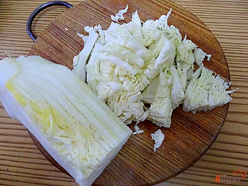 Фото приготовление рецепта: Салат из пекинской капусты и огурца шаг №2