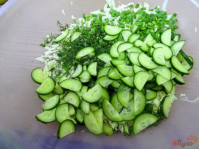 Фото приготовление рецепта: Салат из пекинской капусты и огурца шаг №4