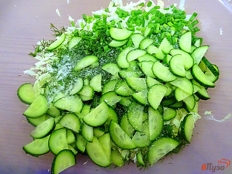 Фото приготовление рецепта: Салат из пекинской капусты и огурца шаг №5