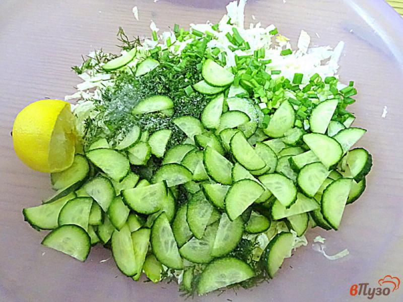 Фото приготовление рецепта: Салат из пекинской капусты и огурца шаг №6