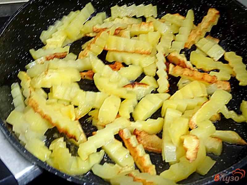 Фото приготовление рецепта: Картофель жареный с паприкой и чесноком шаг №7