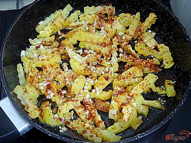 Фото приготовление рецепта: Картофель жареный с паприкой и чесноком шаг №8