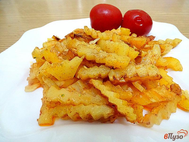 Фото приготовление рецепта: Картофель жареный с паприкой и чесноком шаг №10