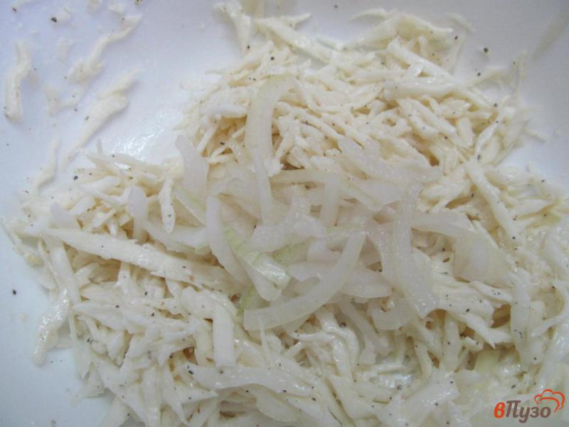 Фото приготовление рецепта: Салат из капусты под соусом из хрена шаг №4
