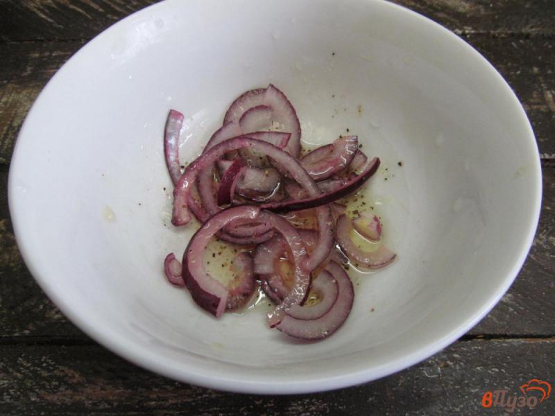 Фото приготовление рецепта: Теплый салат рукколой и грибами шаг №2