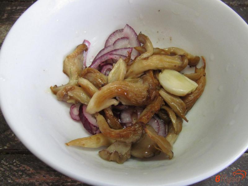 Фото приготовление рецепта: Теплый салат рукколой и грибами шаг №4