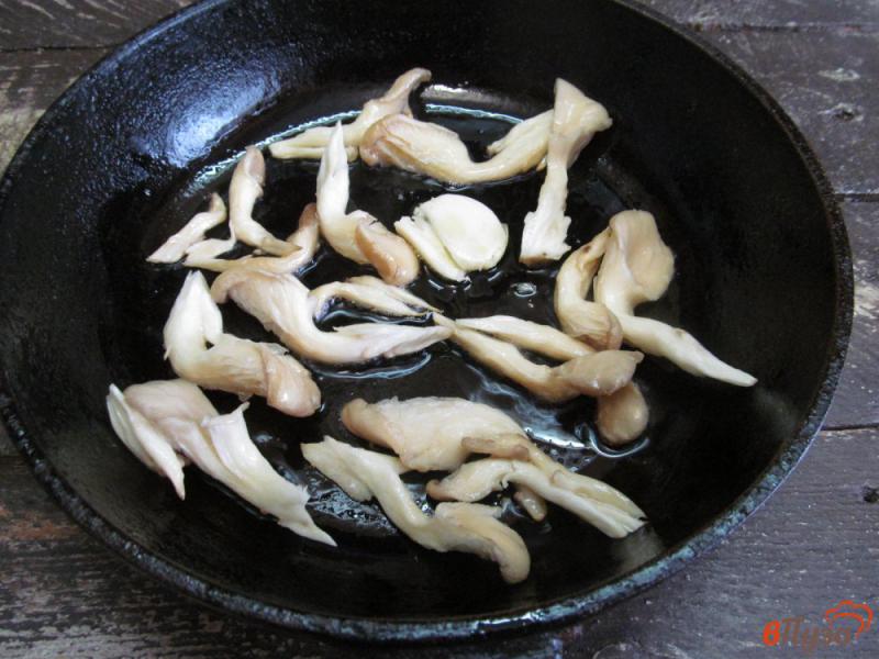 Фото приготовление рецепта: Теплый салат рукколой и грибами шаг №3