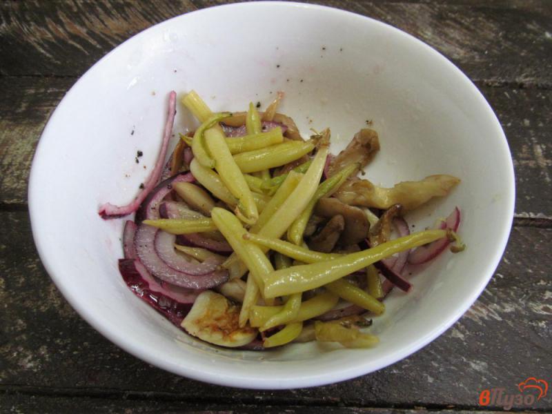 Фото приготовление рецепта: Теплый салат рукколой и грибами шаг №6