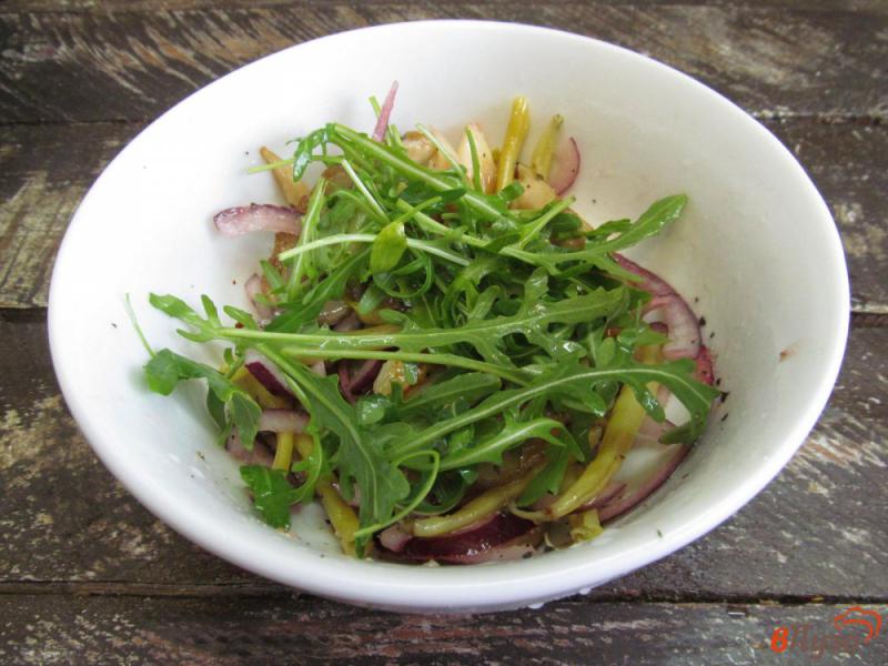 Фото приготовление рецепта: Теплый салат рукколой и грибами шаг №7